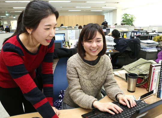 동아쏘시오그룹의 '2015 글로벌 인턴십'에 참여한 일본인 학생 아야나 시모카와 인턴사원(오른쪽)이 배치된 부서에서 담당 멘토에게 업무를 배우고 있다.  동아쏘시오그룹 제공